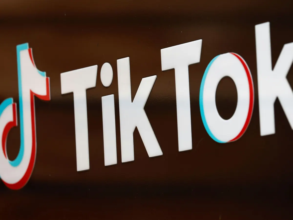 How to hide chat on TikTok Live