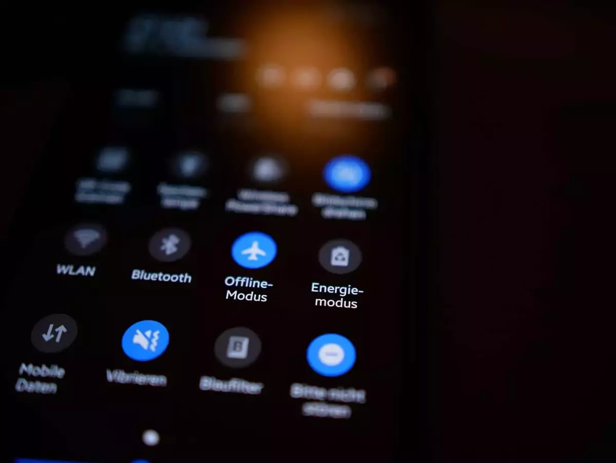 How to activate dark mode benefits in your mobile phone