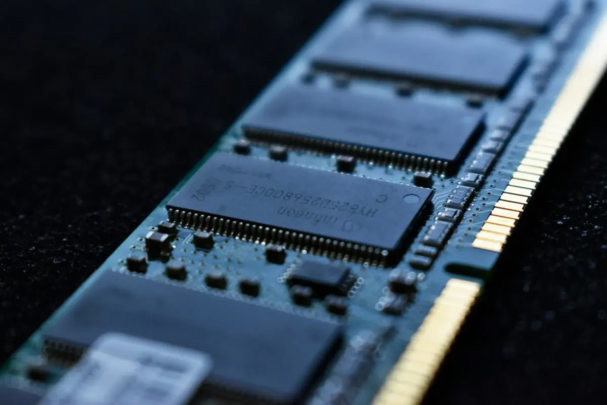 RAM memory technology differences DDR5 and LPDDR5