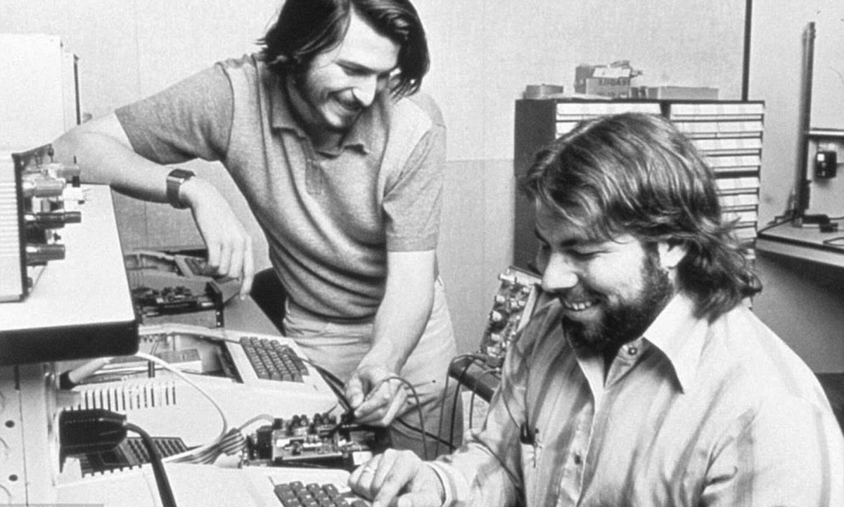 Steve Jobs and Wozniak working together