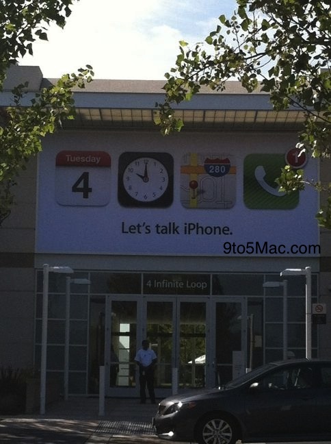 cuelgan afuera un cartel sobre el evento Lets talk iPhone