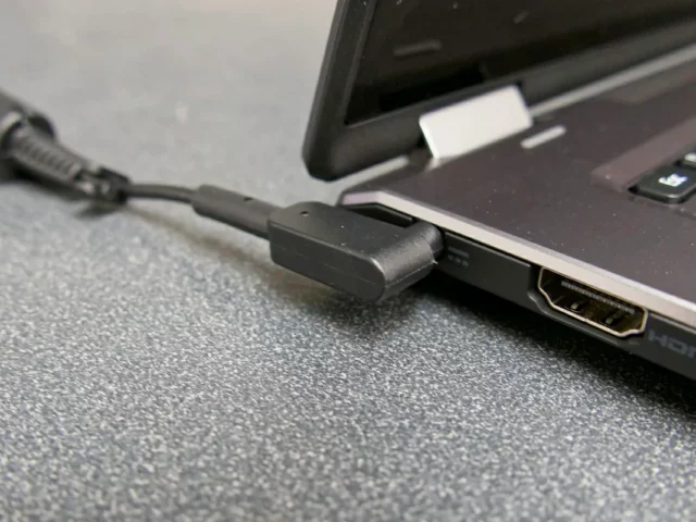 Mi portátil enchufado no carga, ¿qué debo hacer?