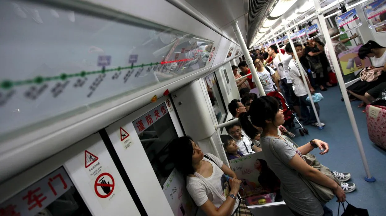 Pekín, China: comienzan a usar el metro con la palma de sus manos.