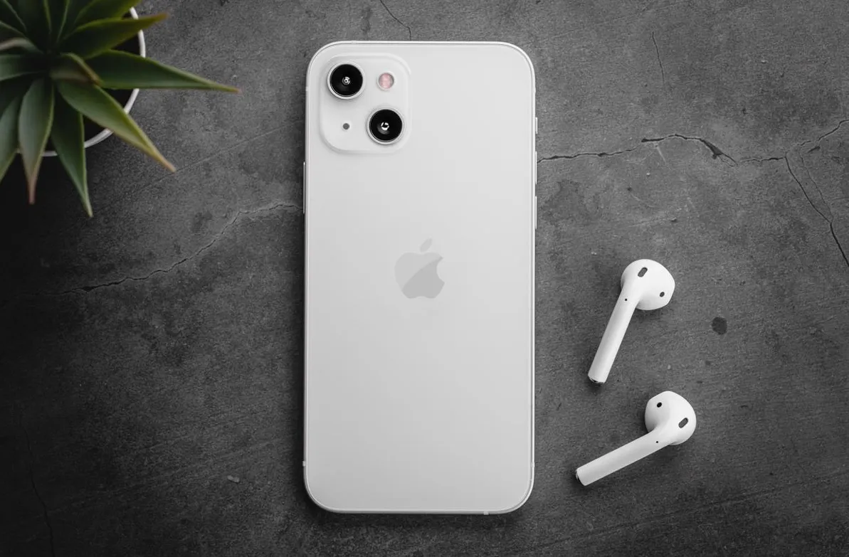 iPhone 13 blanco con auriculares