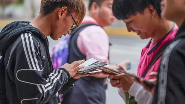 China presenta ley para limitar el uso de telefonos moviles en niños y adolescentes