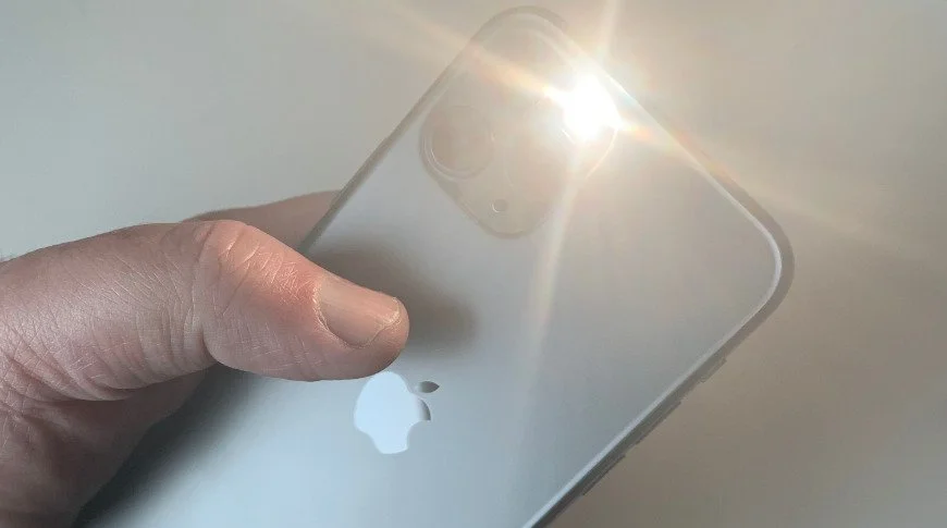 Cómo usar el enfoque y la forma del haz de la linterna en iOS 18