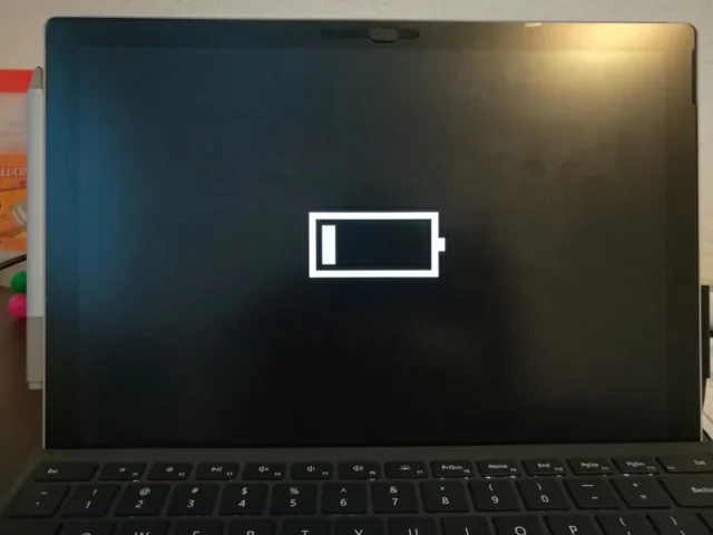 Surface muestra el icono de batería en la pantalla, ¿qué hago?