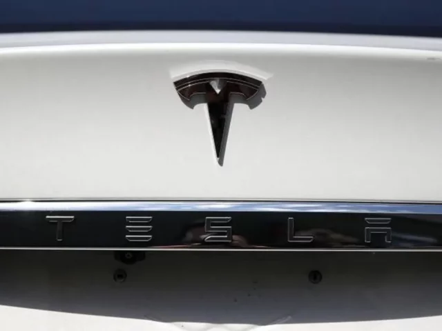 Tesla lanzará la conducción autónoma total en Europa, China y mercados RHD en 2025